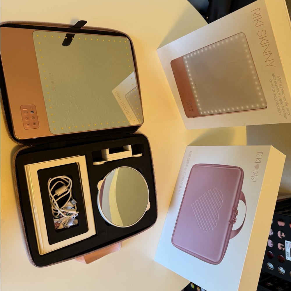 Riki loves Riki Skinny mirror with travel case both in Rose gold
